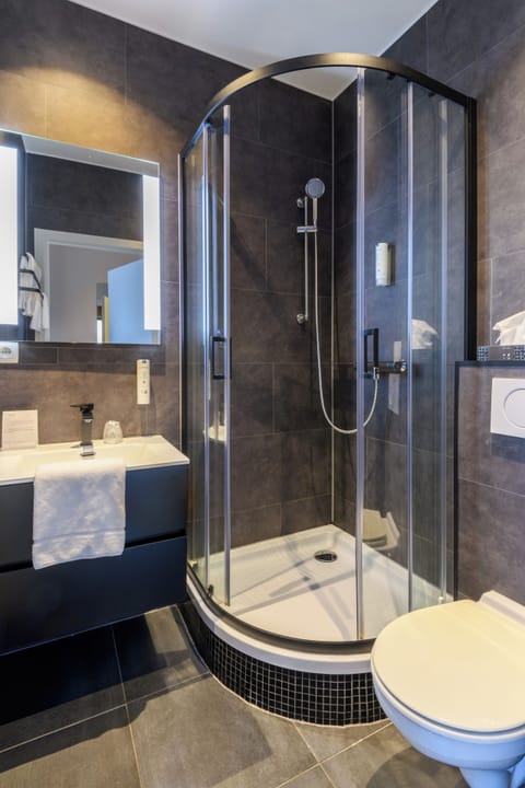 Combined shower/tub, hydromassage showerhead, free toiletries