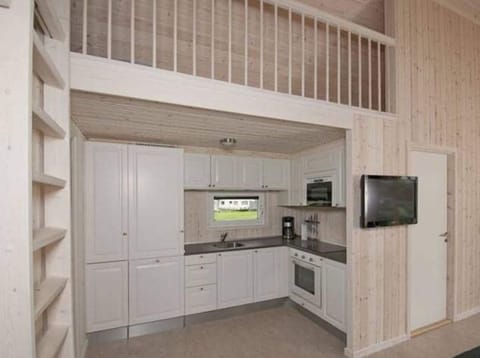 Luxury Cottage, 2 Bedrooms, Private Bathroom | Private kitchen | Fridge, microwave, coffee/tea maker, cookware/dishes/utensils