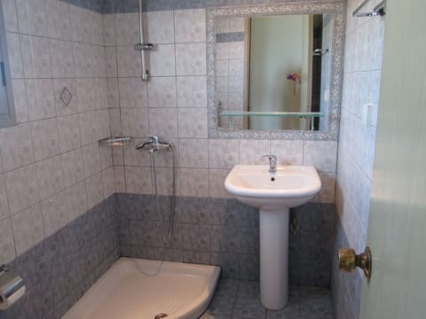 Double or Twin Room | Bathroom | Shower, free toiletries, towels