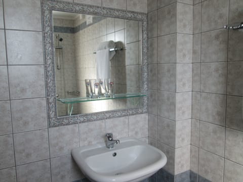 Studio (For 3) | Bathroom | Shower, free toiletries, towels