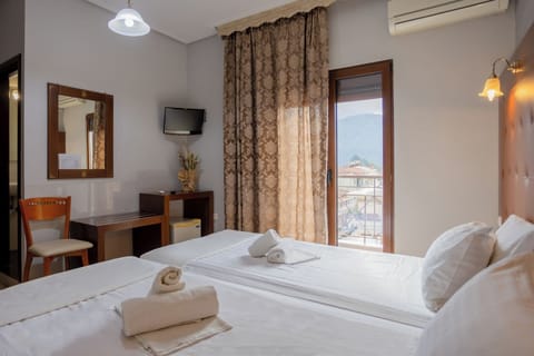 Twin Room, Mountain View | Individually decorated, individually furnished, soundproofing, free WiFi