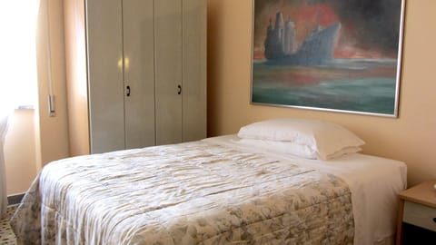 Single Room | Minibar, in-room safe, desk, cribs/infant beds