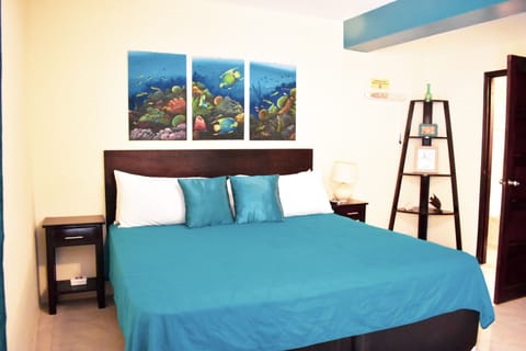 Deluxe Room | Minibar, individually decorated, individually furnished