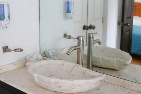 Sac-nicte | Bathroom | Free toiletries, hair dryer, towels, soap