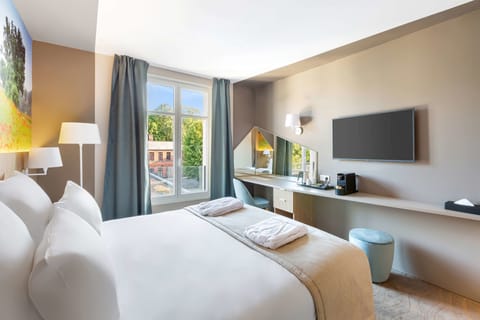 Superior Room, 1 King Bed, Non Smoking, Park View (Shower Only) | In-room safe, desk, soundproofing, iron/ironing board