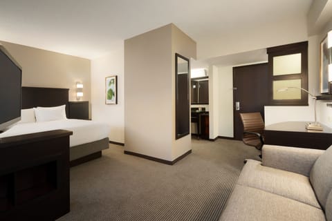 Premium bedding, desk, iron/ironing board, free WiFi