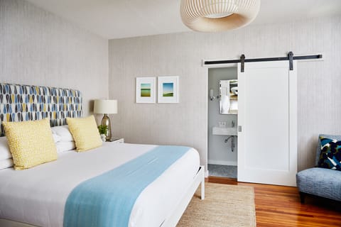 Premium bedding, desk, iron/ironing board, free WiFi