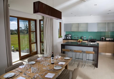 2 restaurants, breakfast served