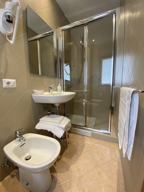 Triple Room | Bathroom | Shower, free toiletries, hair dryer, bidet