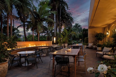 Breakfast, lunch, dinner served; seafood, garden views 