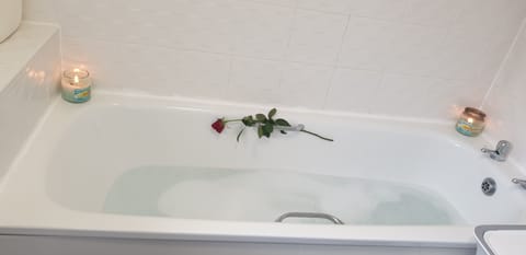 House, 3 bedrooms | Bathroom | Combined shower/tub, free toiletries, hair dryer, towels