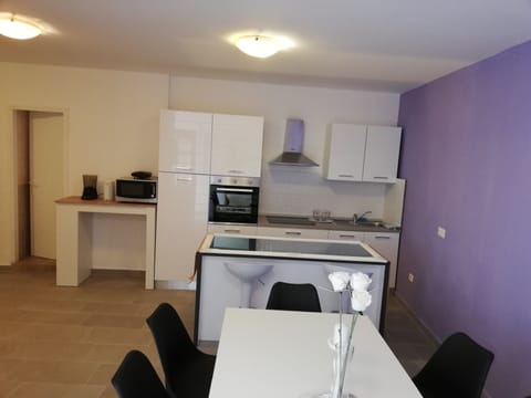 Standard Room, Vineyard View | Shared kitchen | Fridge, microwave, oven, stovetop