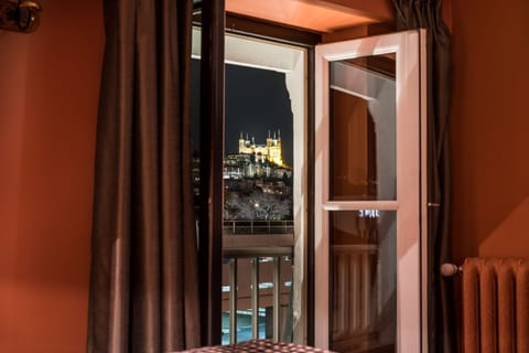 Comfort Room, 1 Queen Bed | Premium bedding, desk, iron/ironing board, free WiFi