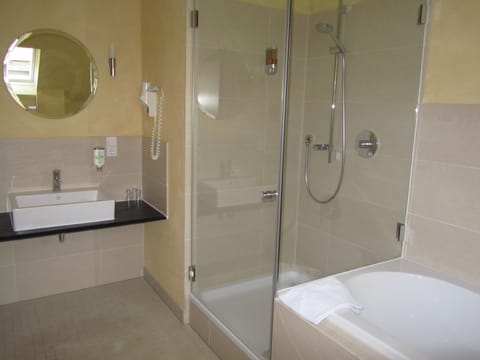 Family Quadruple Room, 2 Bedrooms, Hot Tub, Garden View | Bathroom | Hydromassage showerhead, hair dryer, towels