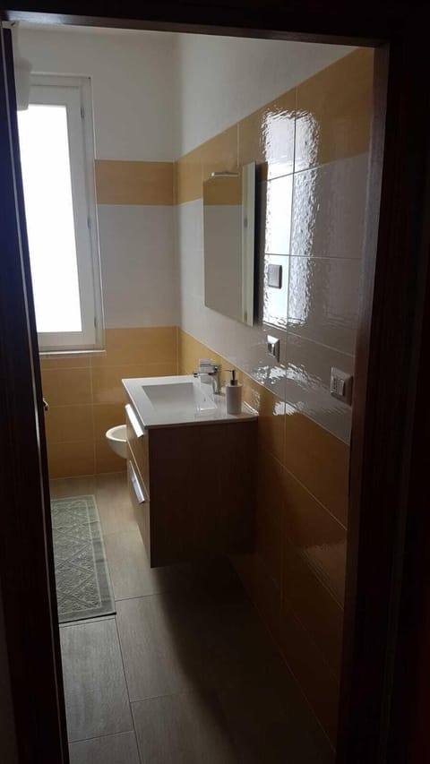 Standard Double or Twin Room | Bathroom | Shower, free toiletries, hair dryer, bidet