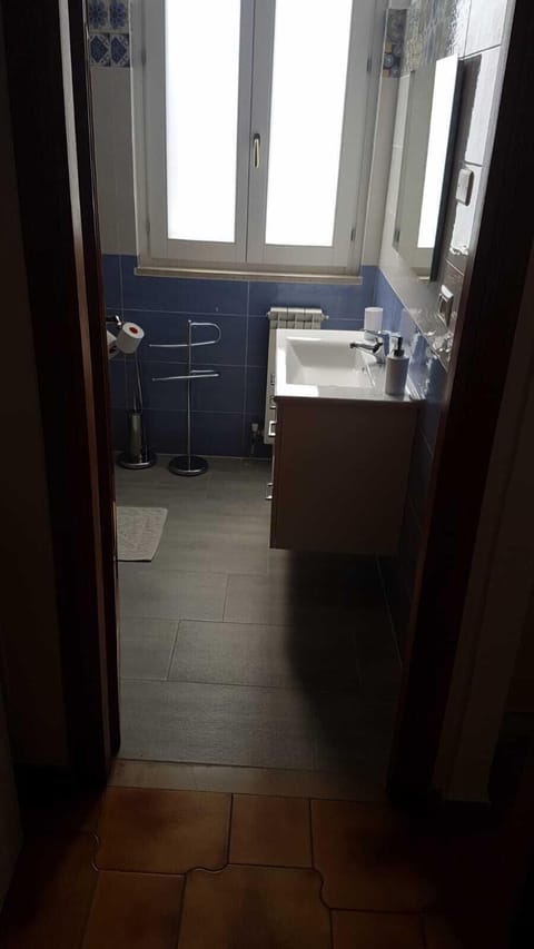 Standard Double or Twin Room | Bathroom | Shower, free toiletries, hair dryer, bidet