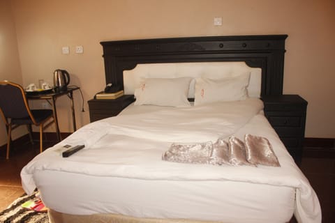 Standard Double Room | Minibar, in-room safe, desk, laptop workspace