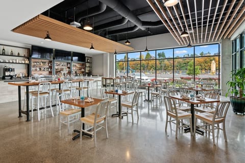 Serves lunch, dinner, and happy hour
