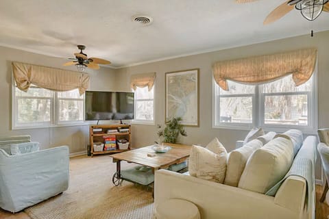 Living room with plenty of flexible seating!