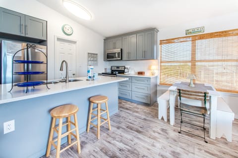 Relaxing dining area with eat-in bar