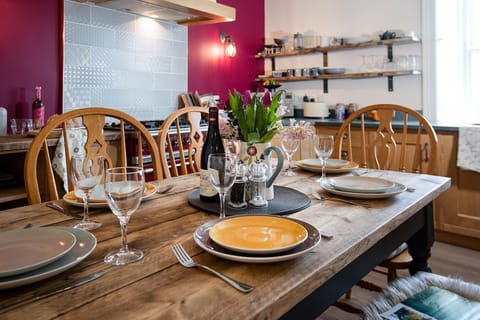 Shiloh Cottage  -  kitchen table close-up