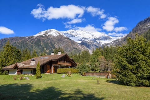 Villages des Oursons and surrounding garden