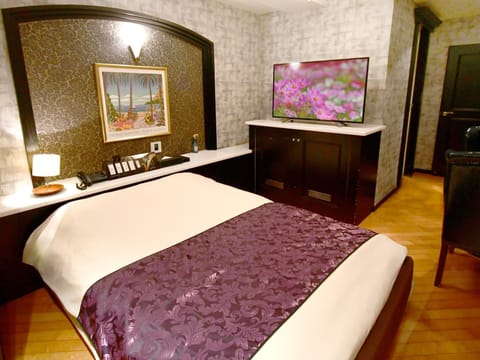 Moderate Double Room, Smoking | WiFi (free), bed sheets