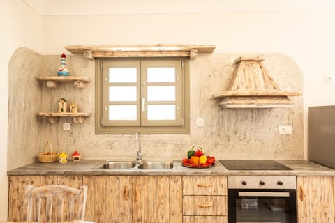 Villa | Private kitchen | Full-size fridge, oven, stovetop, coffee/tea maker