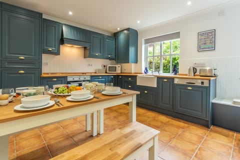 Ground floor: Beautiful kitchen with blue cabinets