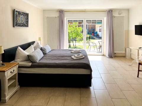 Comfort Suite | Living area | 110-cm flat-screen TV with satellite channels, TV