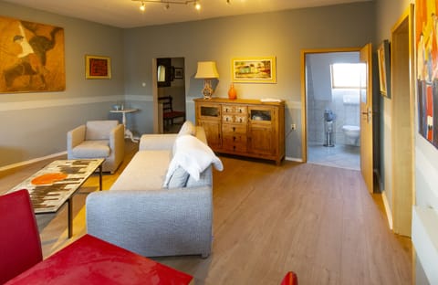 Himmelreich Suite | Living area | 110-cm flat-screen TV with satellite channels, TV