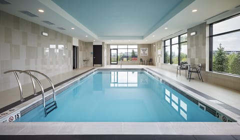 Indoor pool, sun loungers