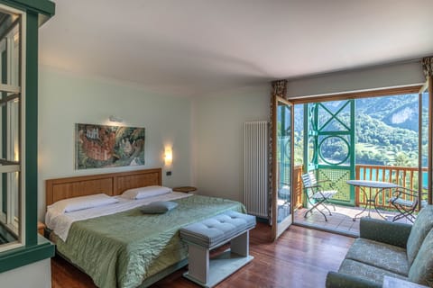 Studio, Kitchenette, Lake View | Desk, blackout drapes, free WiFi, bed sheets