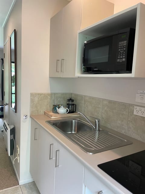 Studio (Spa bath) | Bathroom | Free toiletries, hair dryer, towels