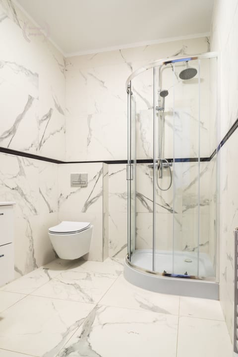 Standard Double Room | Bathroom | Shower, free toiletries, hair dryer, bathrobes