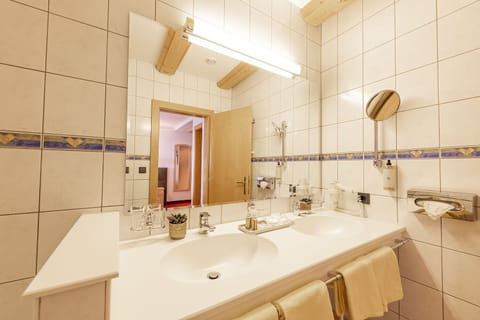 Deluxe Double Room | Bathroom | Hair dryer, bathrobes, slippers, towels
