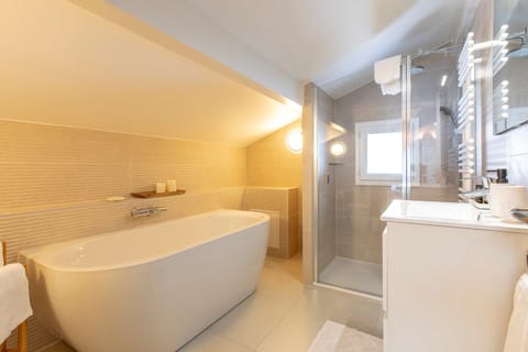 Deluxe Double Room, Bathtub (Flocon de Neige) | Deep soaking bathtub