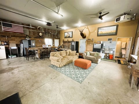 Great garage space to hang out