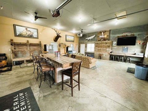Great garage space to hang out
