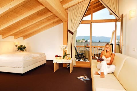 Minibar, in-room safe, desk, laptop workspace