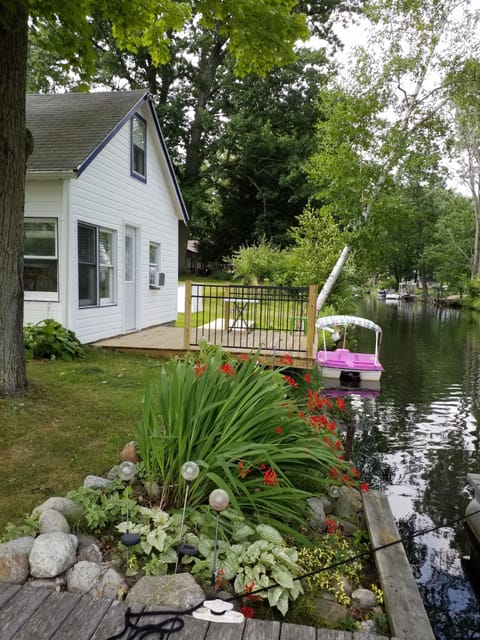 Has a cute pedalboat.
