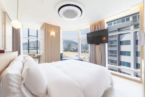 Royal Suite, Non Smoking, Ocean View (Ocean) | Frette Italian sheets, premium bedding, down comforters, pillowtop beds