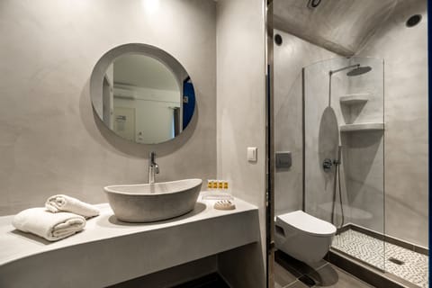 Standard Room, 1 Double Bed | Bathroom | Shower, hair dryer, children's robes, towels