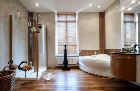 Matisse | Bathroom | Bathtub, free toiletries, hair dryer, bathrobes