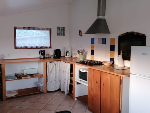 Comfort Cottage, 2 Bedrooms | Private kitchen | Fridge, microwave, oven, stovetop