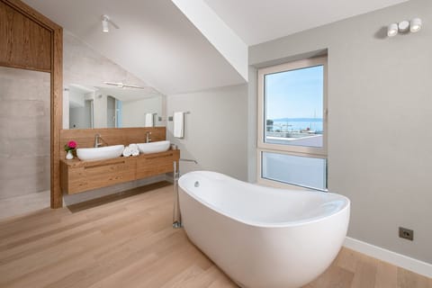 Deluxe Double Room | Bathroom | Shower, hair dryer, towels, soap