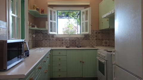 House | Private kitchen | Full-size fridge, microwave, oven, stovetop