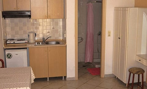 Basic Studio, 2 Twin Beds, Garden View | Private kitchen | Fridge, stovetop, electric kettle, cookware/dishes/utensils