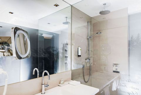 Deluxe Suite | Minibar, in-room safe, individually decorated, individually furnished