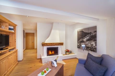 Standard Suite | Minibar, in-room safe, individually decorated, individually furnished